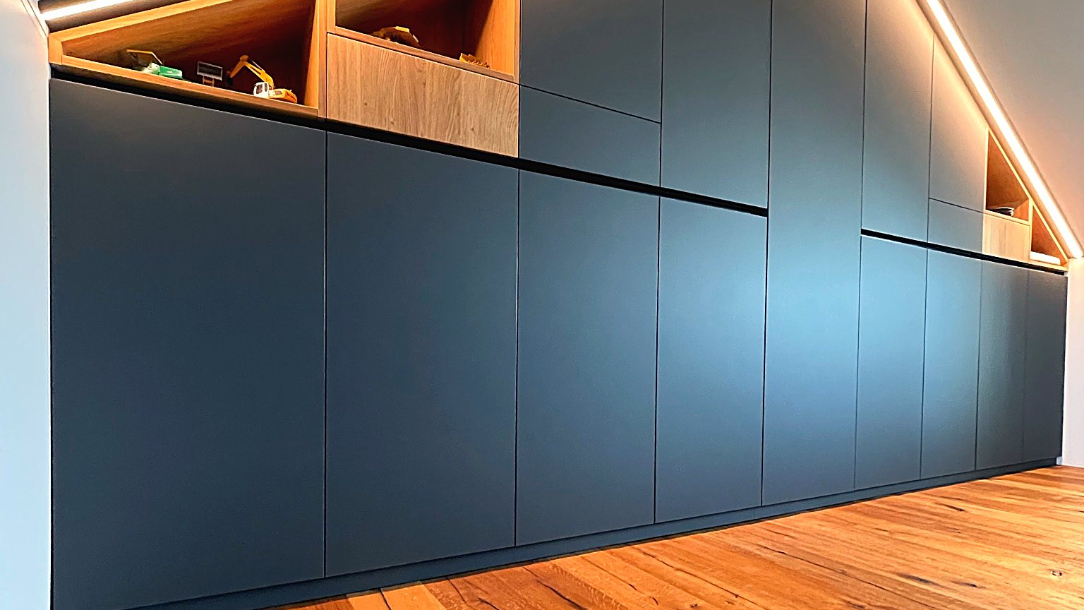 Schlafbereich mit Einbauschrank und indirekter Beleuchtung